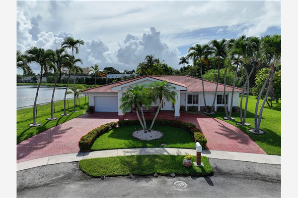 330 Golfview Dr, Weston