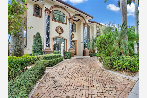 8618 NW 168th Ter, Miami Lakes