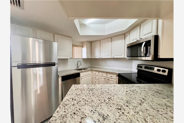 8255 Lake Dr, Doral