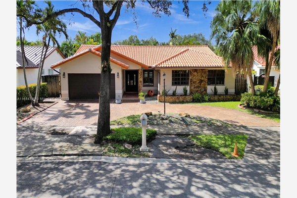 8260 NW 168th St, Miami Lakes