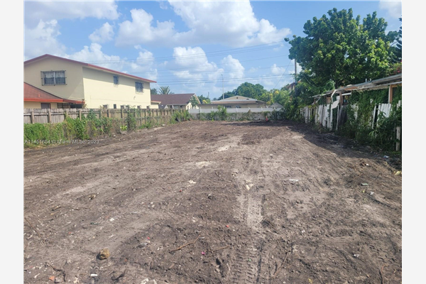 112 E 14th St, Hialeah