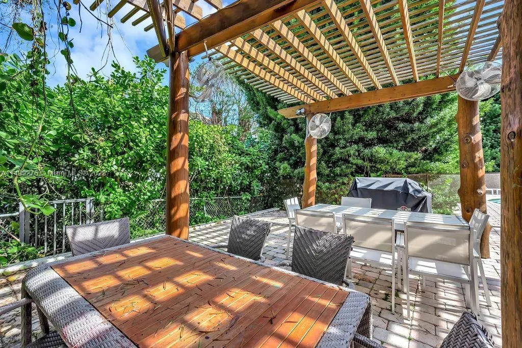 61 Camden Ct