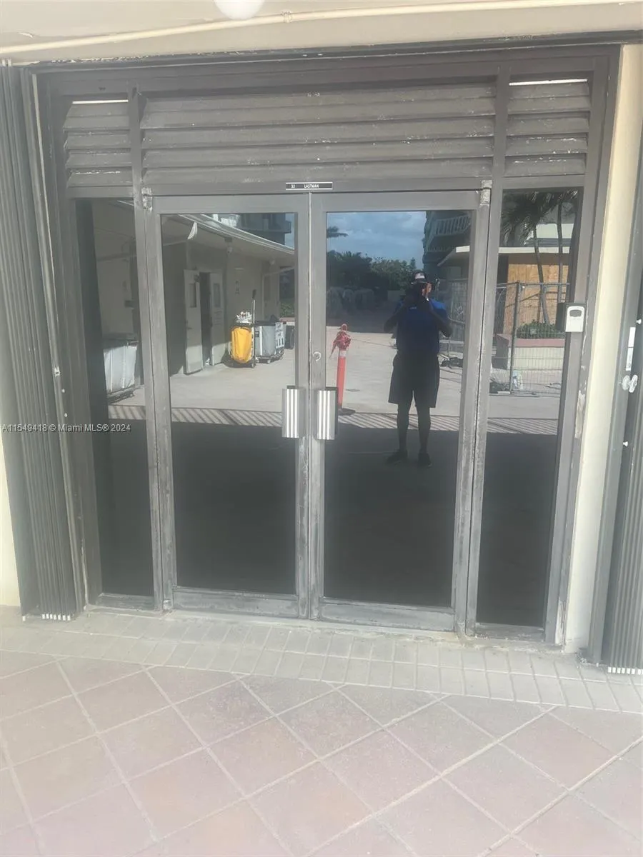 9801 Collins Ave, #CAB32/with ocean door