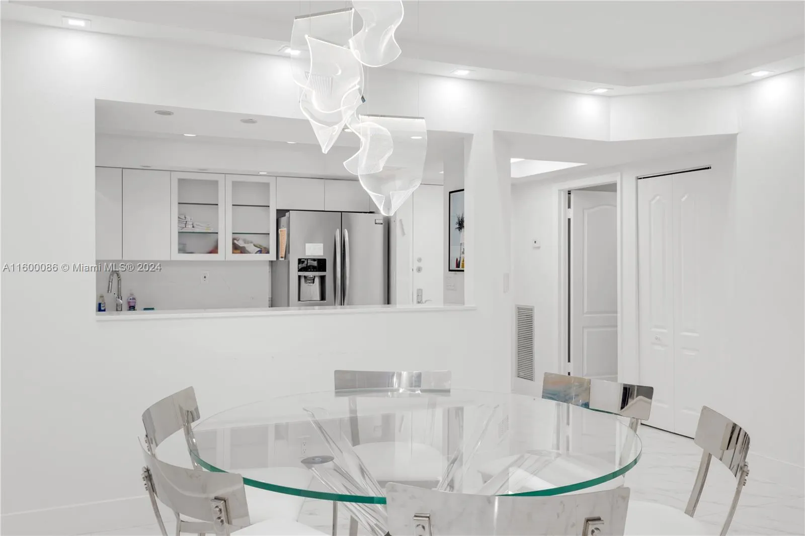 9455 Collins Ave, #806