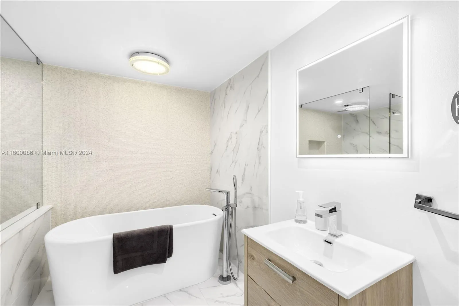 9455 Collins Ave, #806