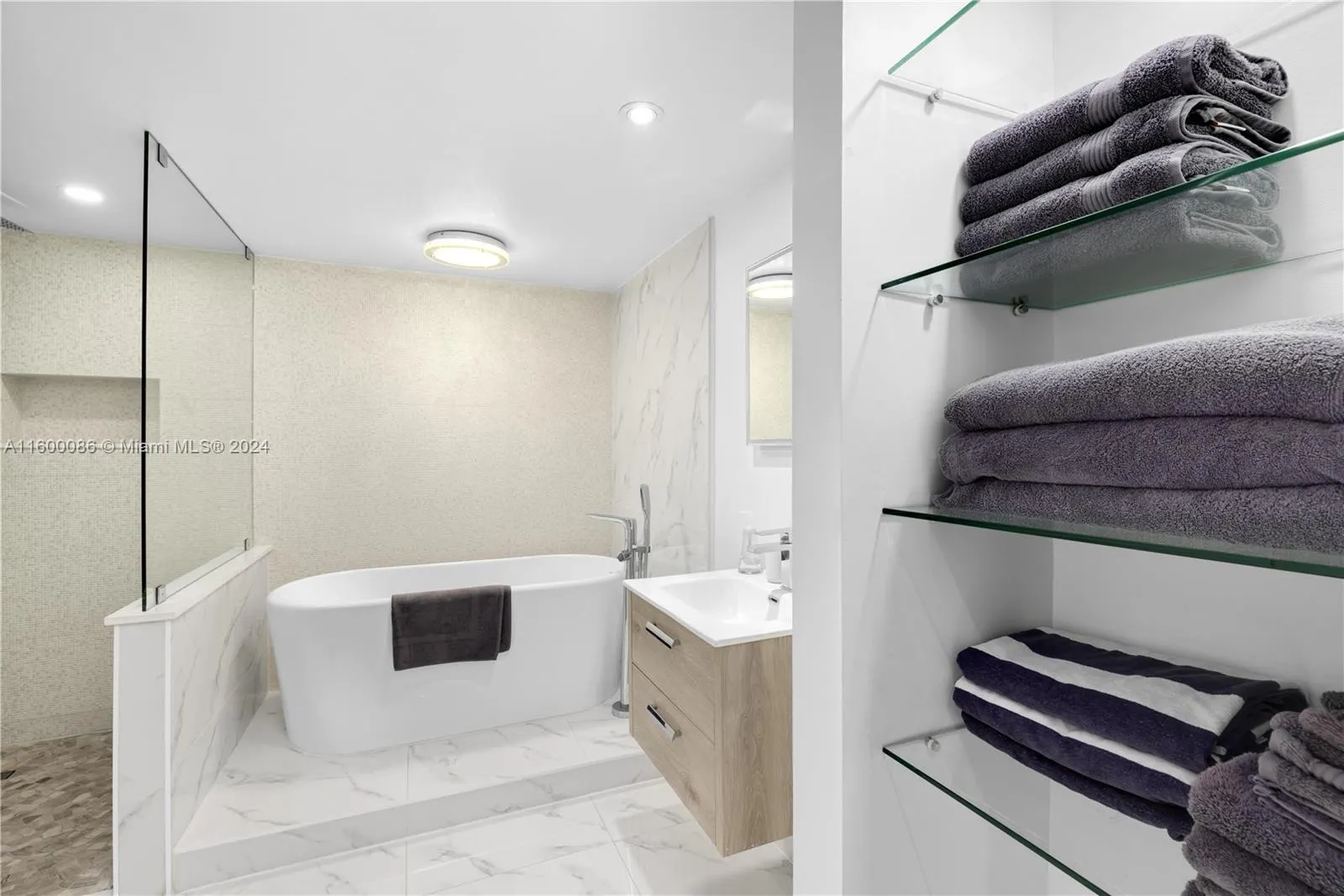 9455 Collins Ave, #806