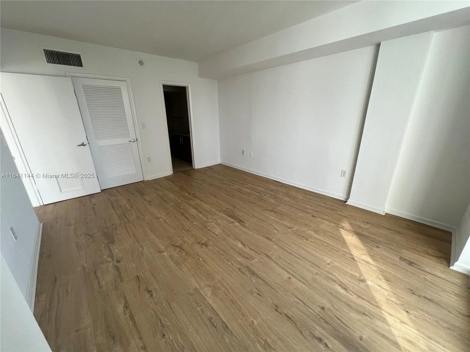 10275 Collins Ave, #415