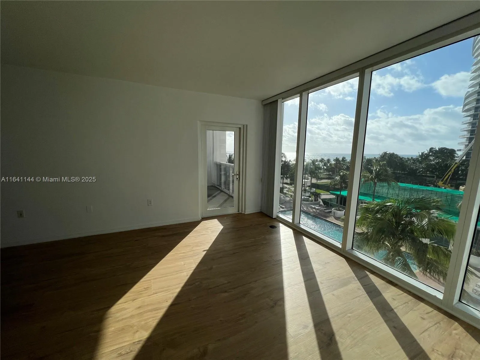 10275 Collins Ave, #415