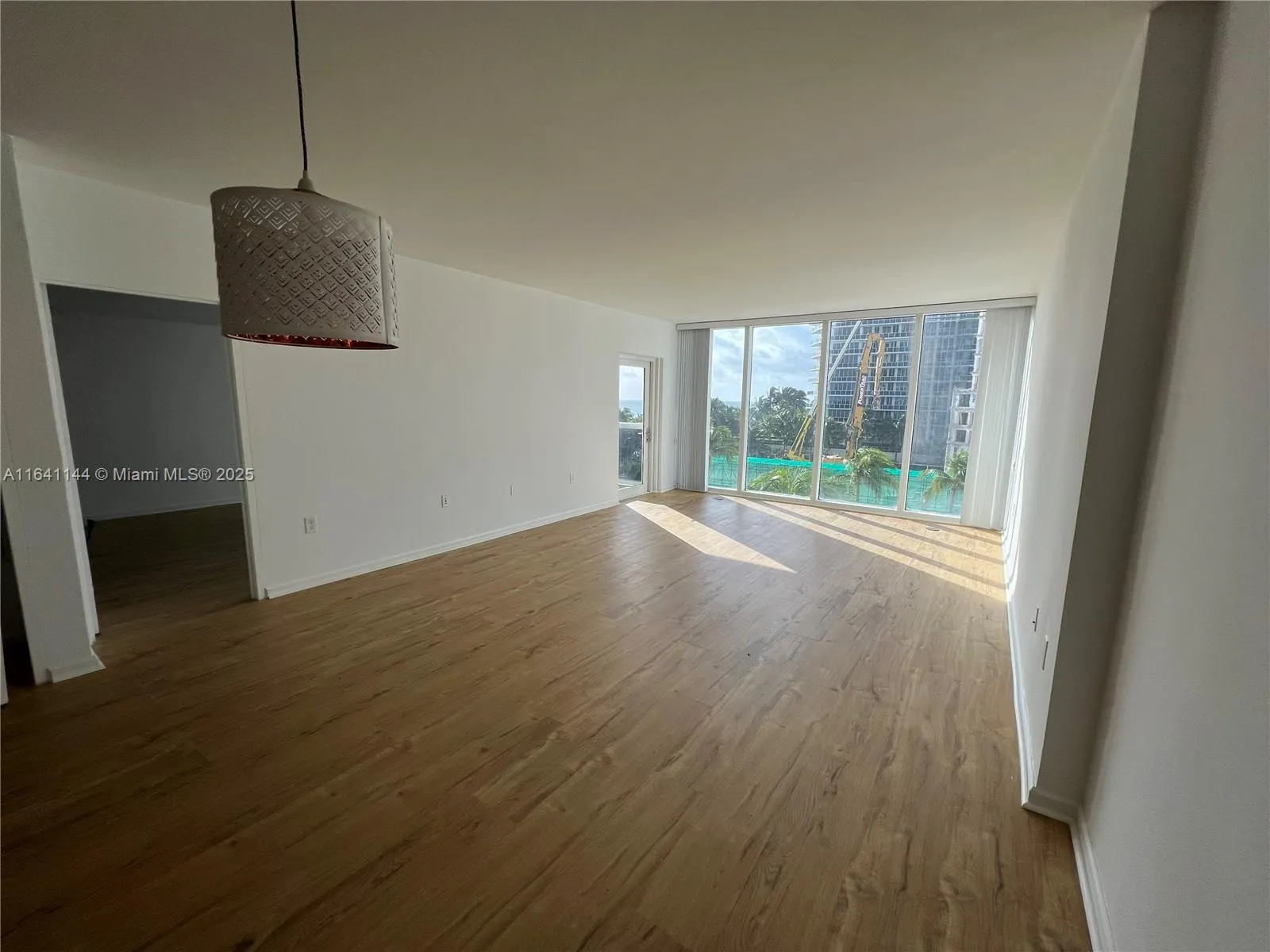 10275 Collins Ave, #415