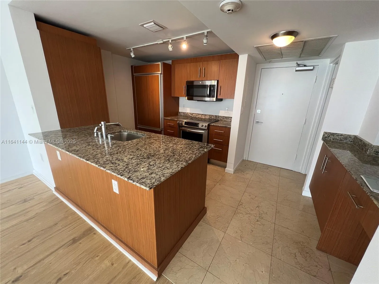 10275 Collins Ave, #415