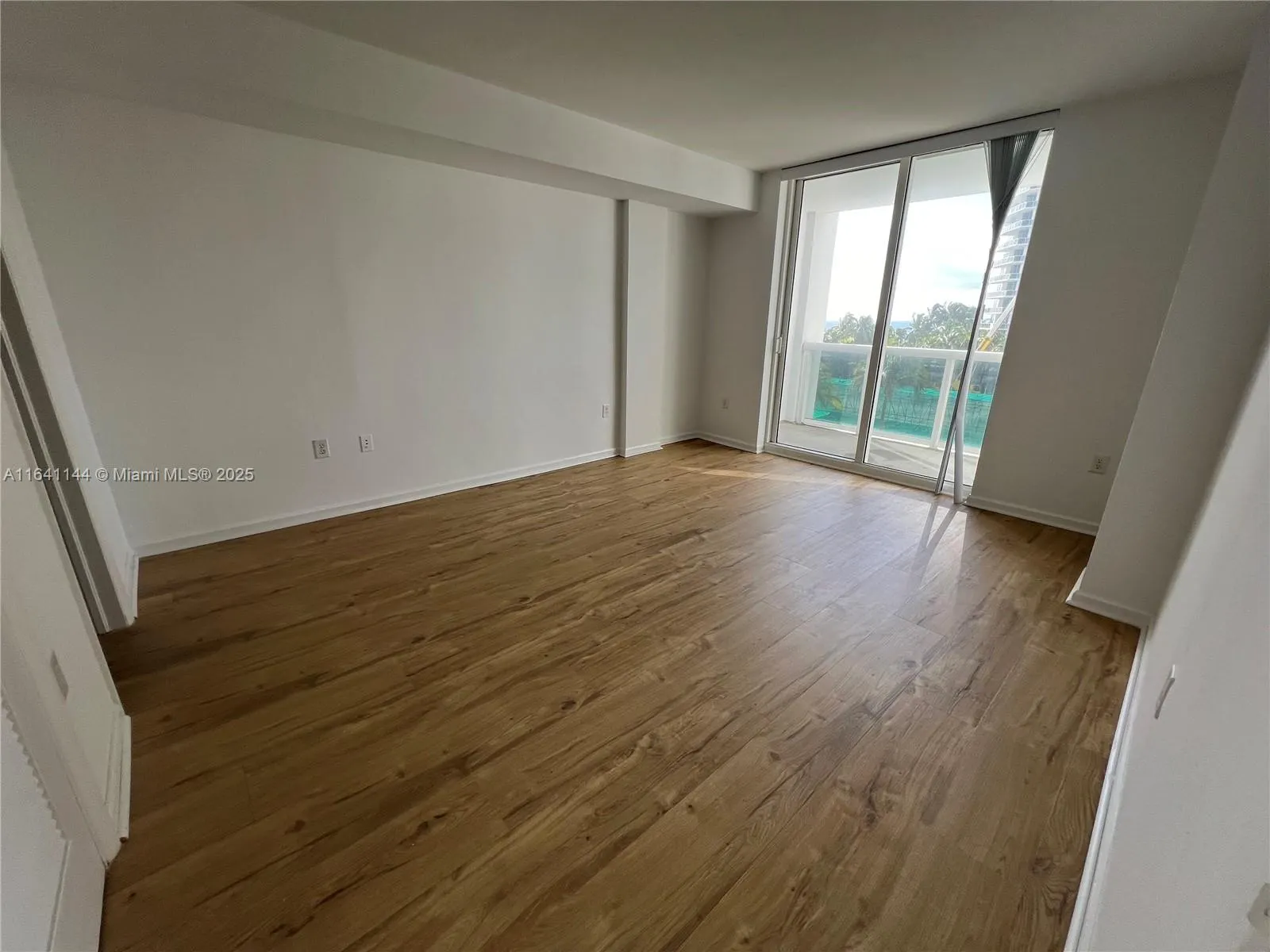 10275 Collins Ave, #415