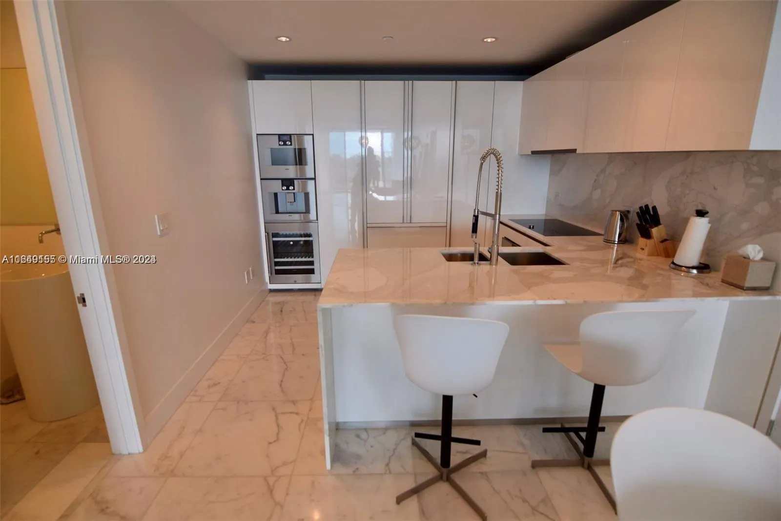 10201 Collins Ave, #405
