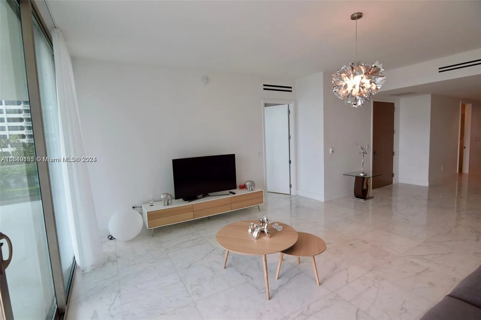 10201 Collins Ave, #405