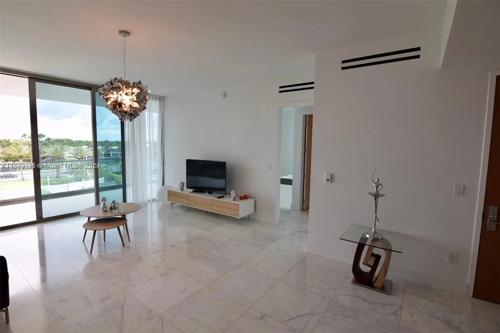 10201 Collins Ave, #405