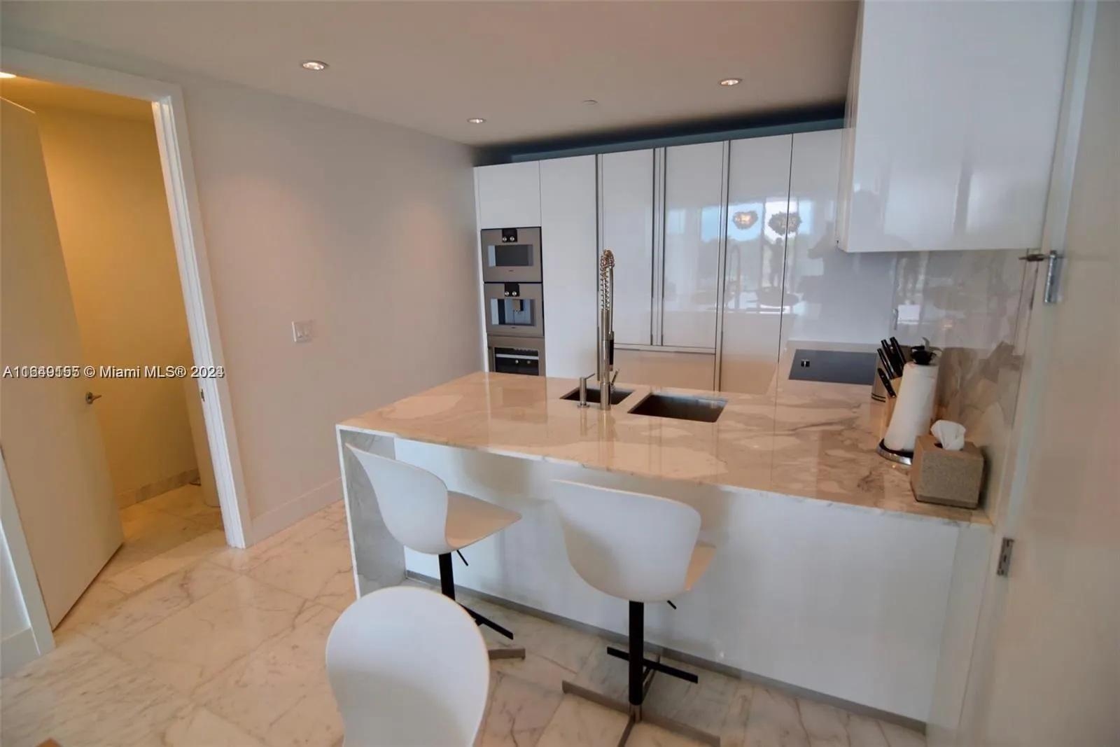 10201 Collins Ave, #405