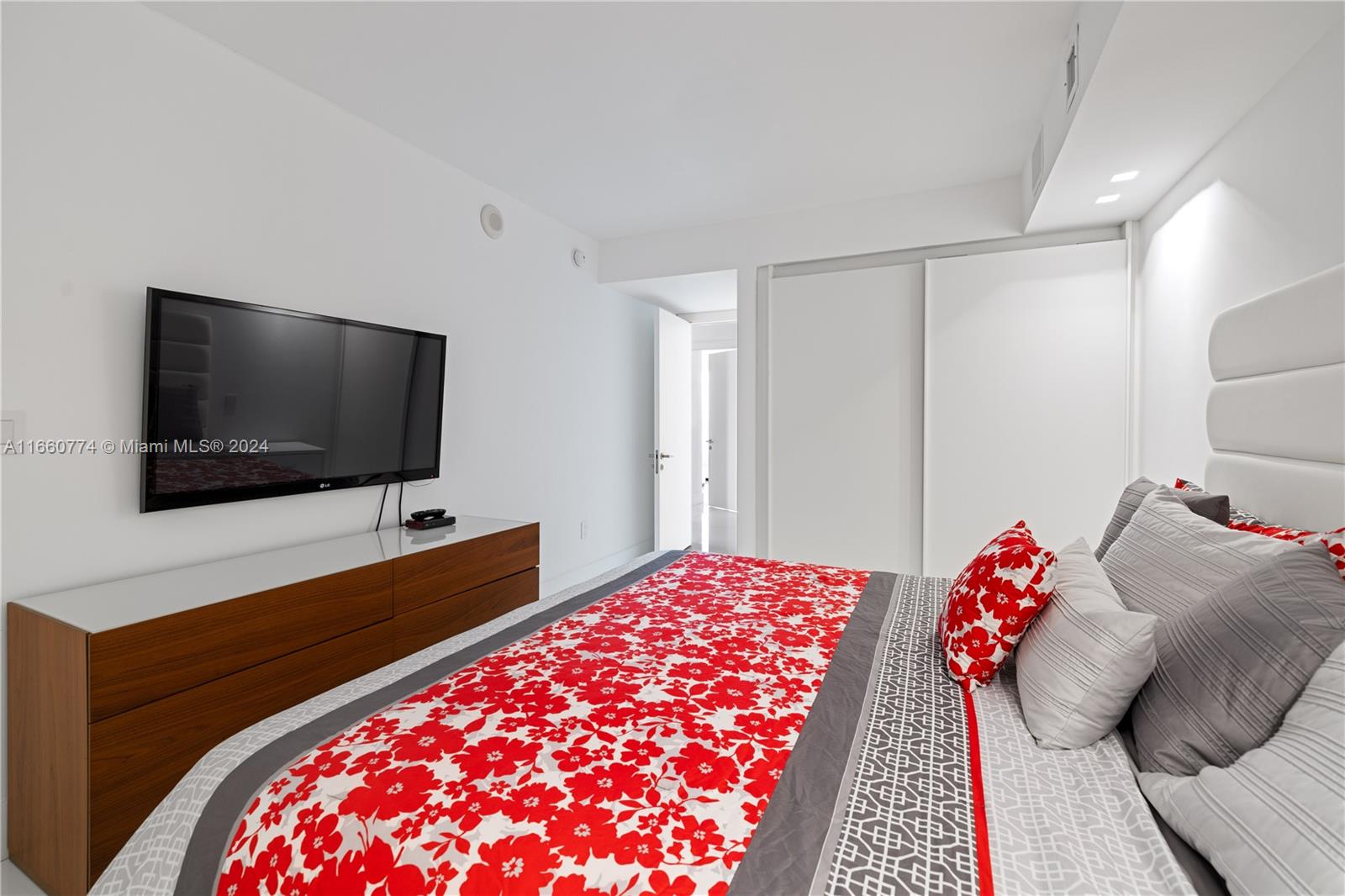10155 Collins Ave, #1210