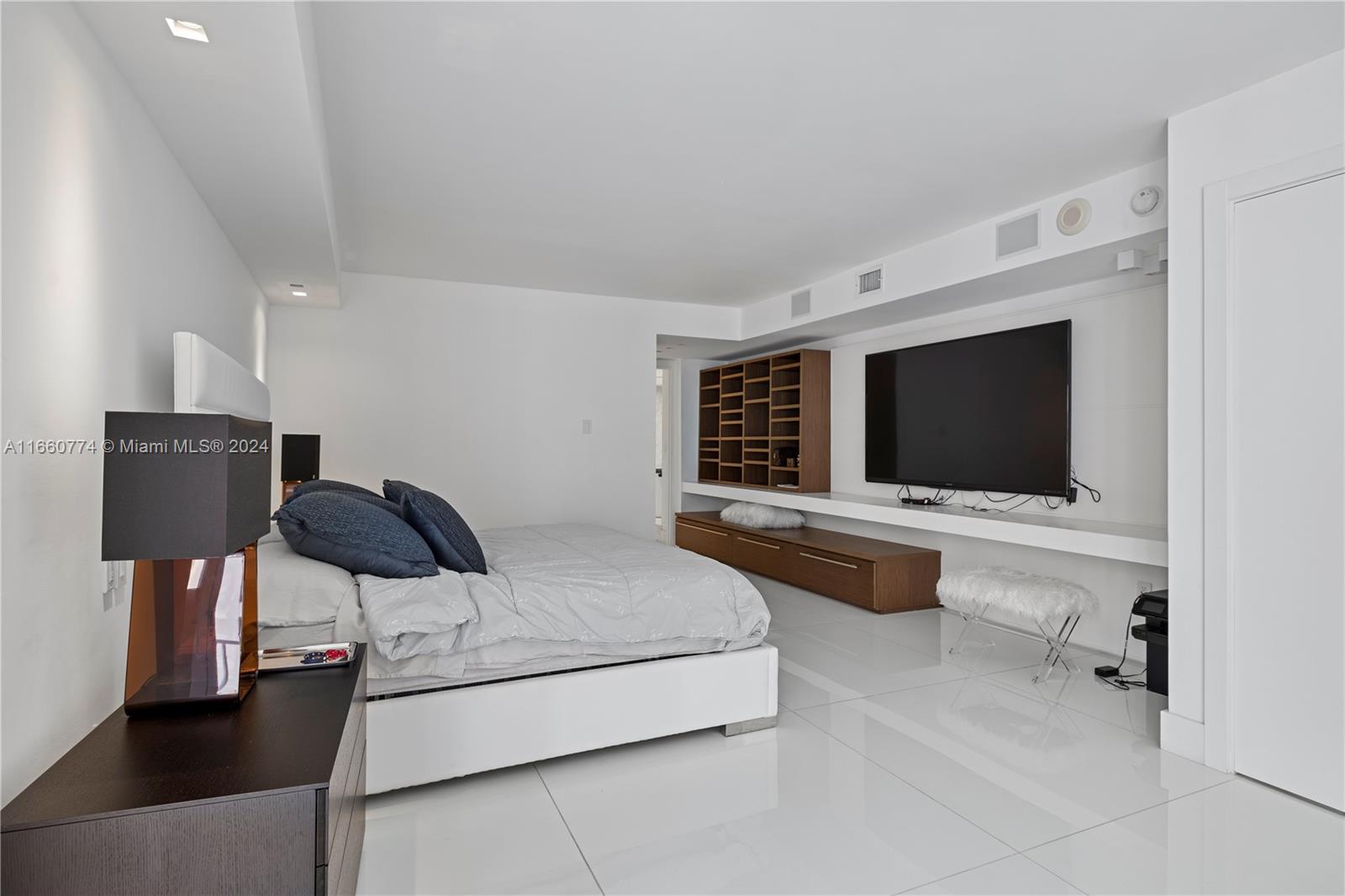 10155 Collins Ave, #1210