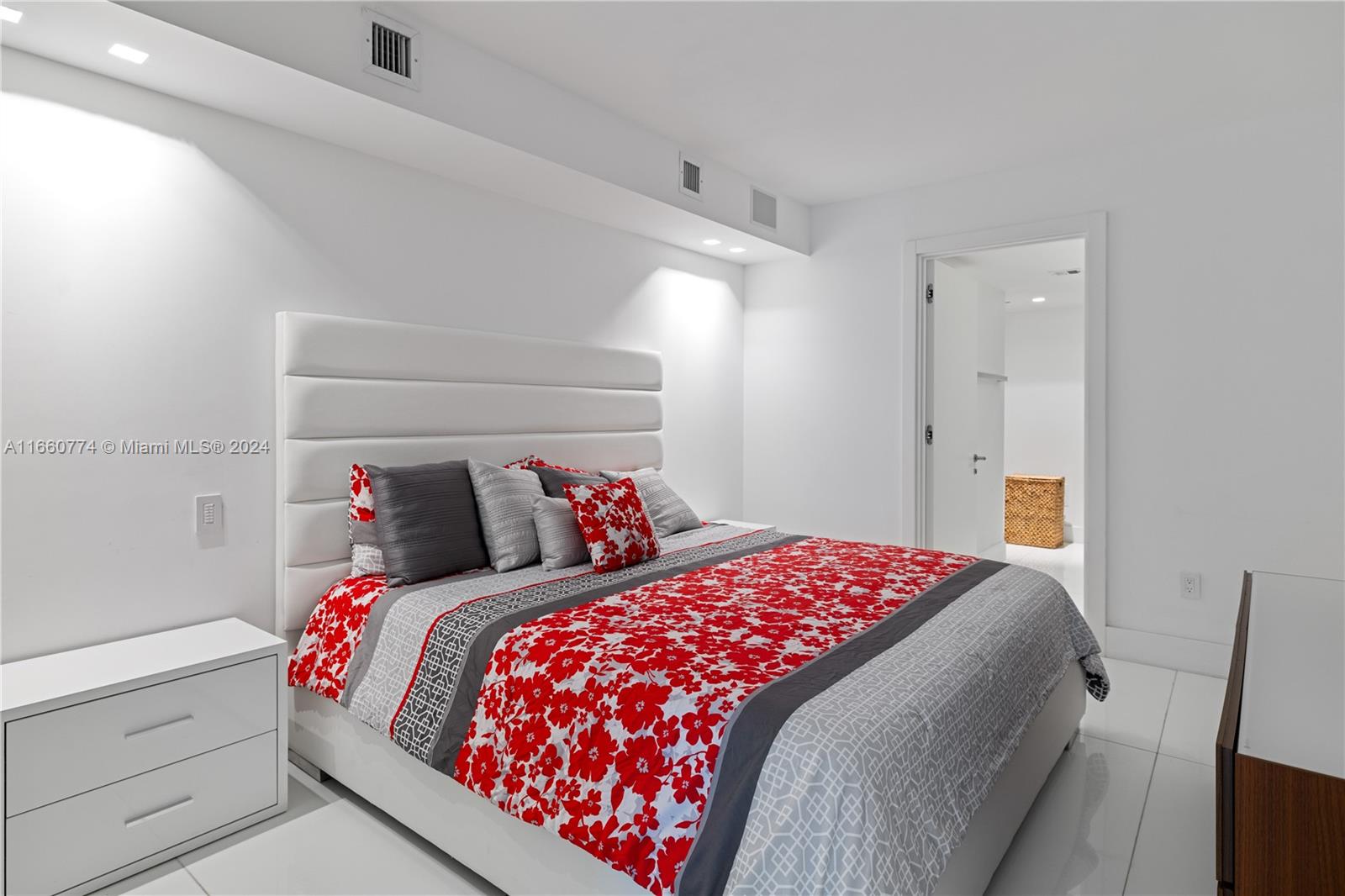 10155 Collins Ave, #1210
