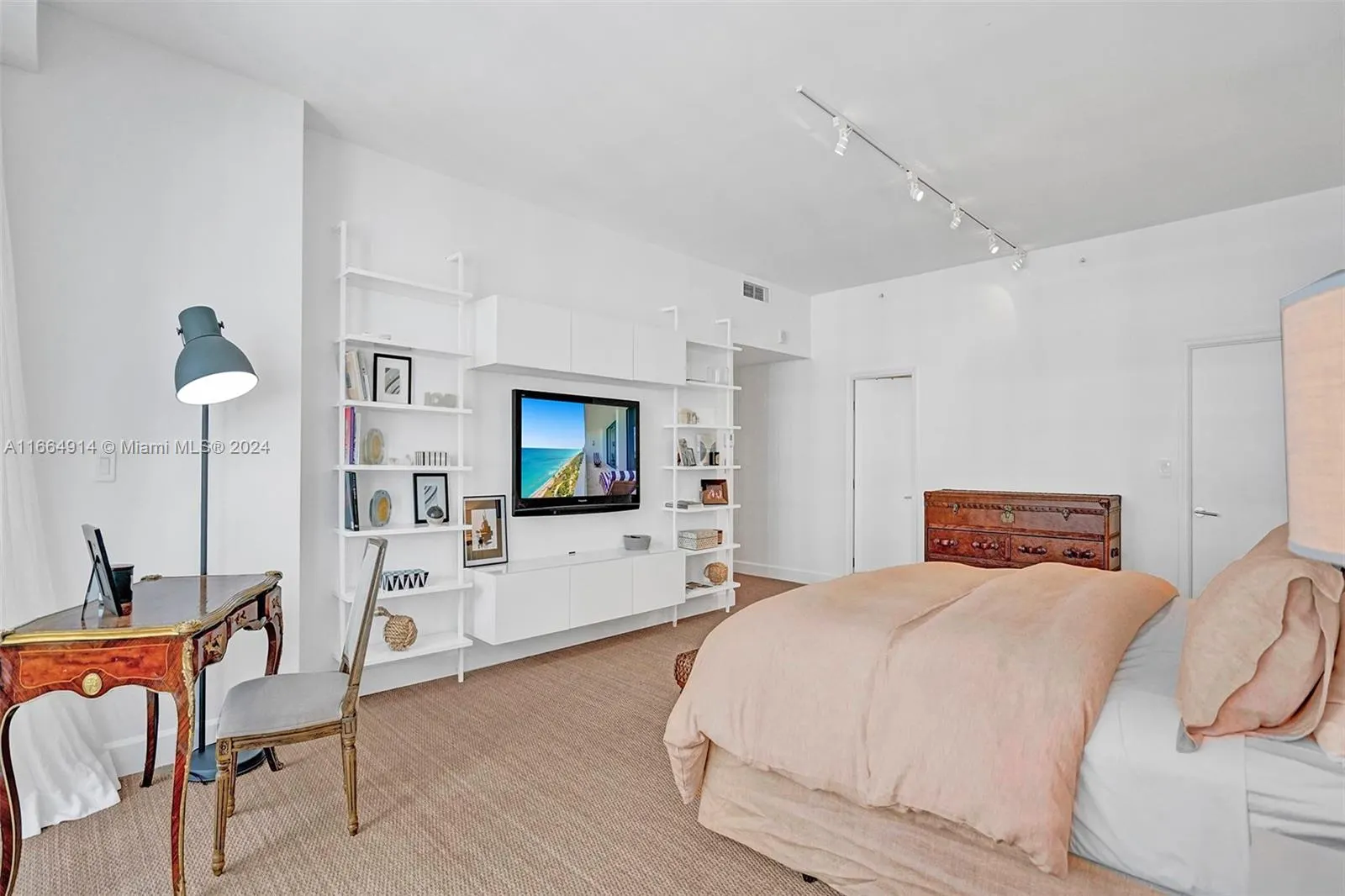 10205 Collins Ave, #P8