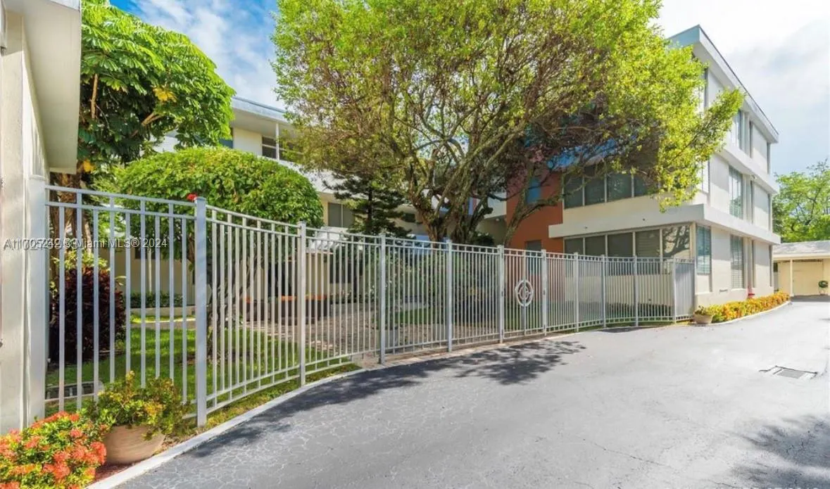 10210 Collins Ave, #306