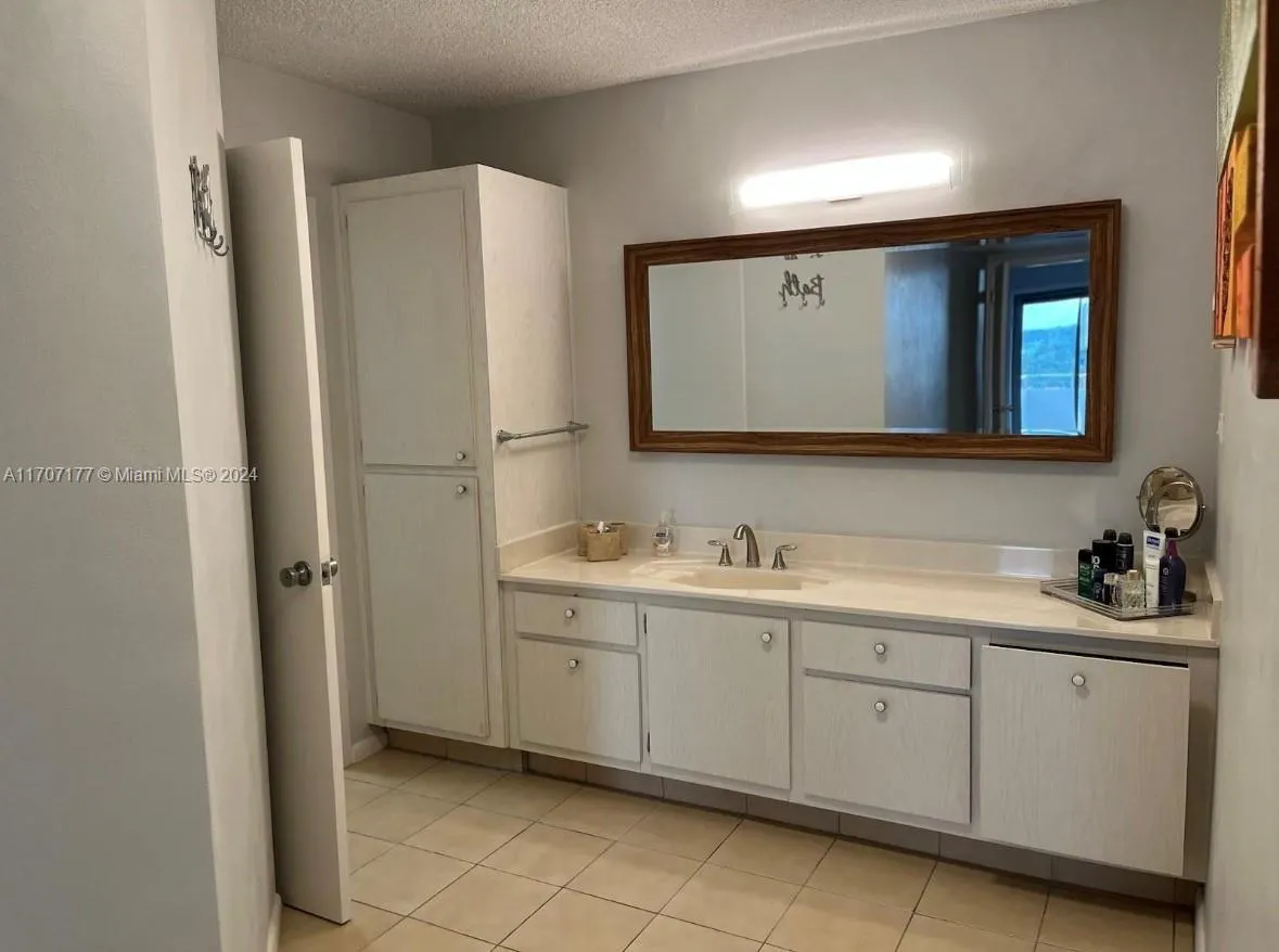 9225 Collins Ave, #712