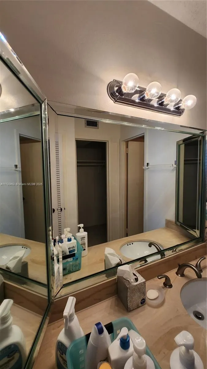 9511 Collins Ave, #606