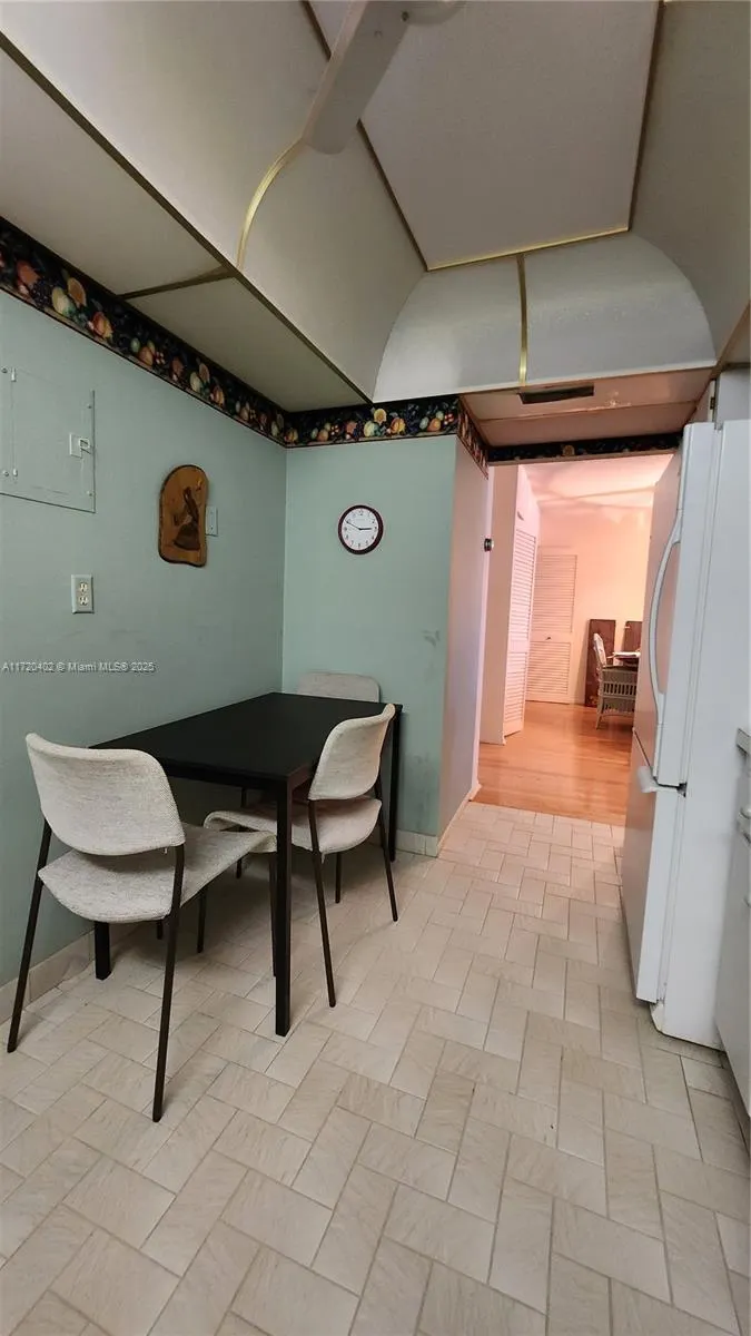 9511 Collins Ave, #606