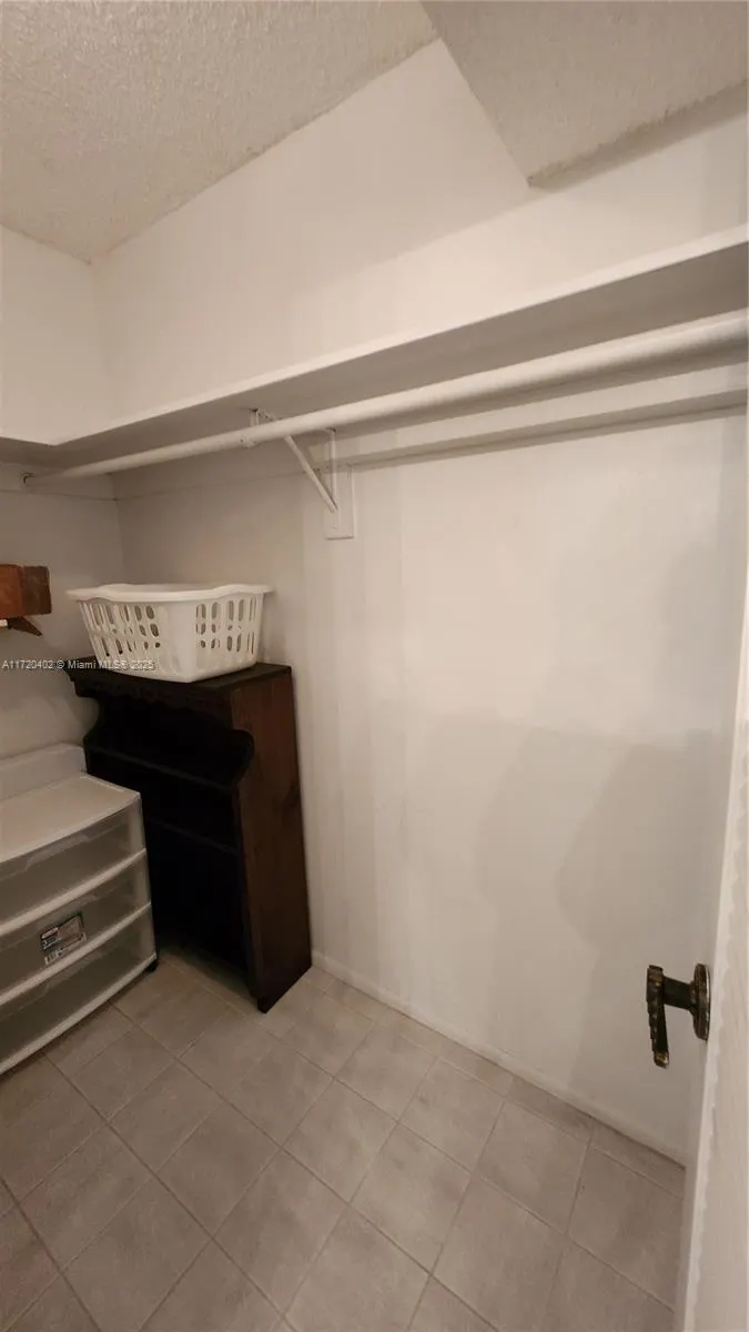 9511 Collins Ave, #606