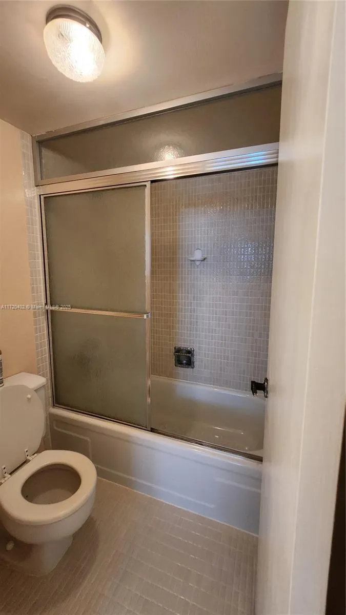 9511 Collins Ave, #606
