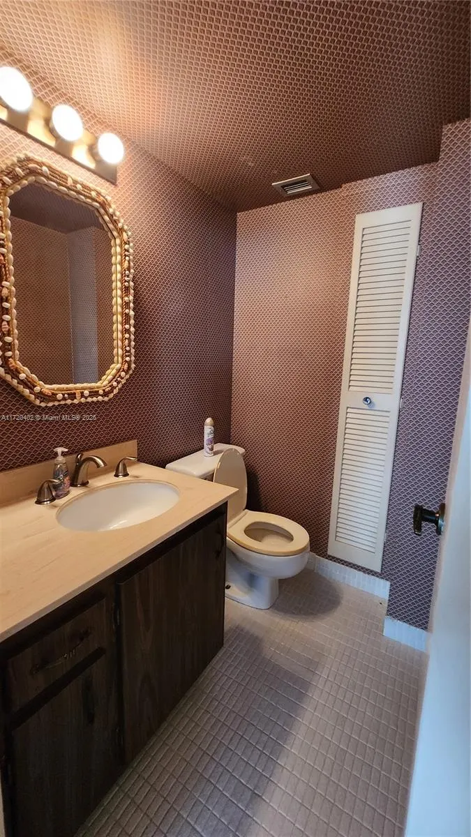 9511 Collins Ave, #606