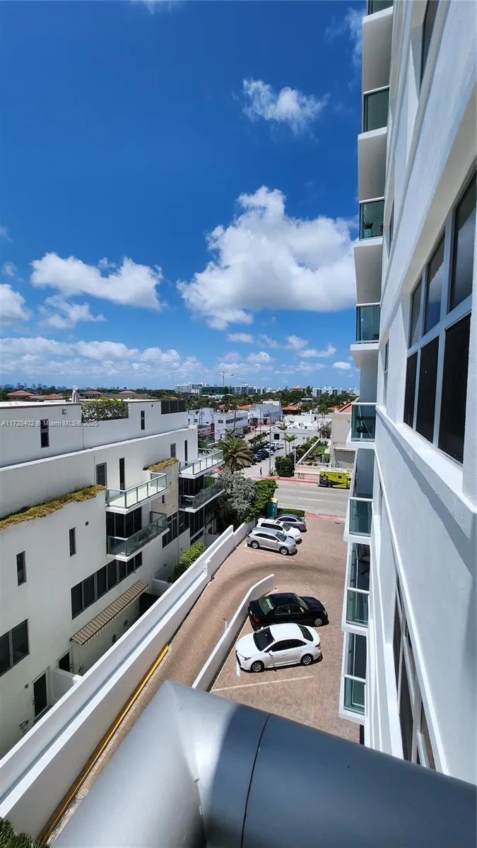 9511 Collins Ave, #606
