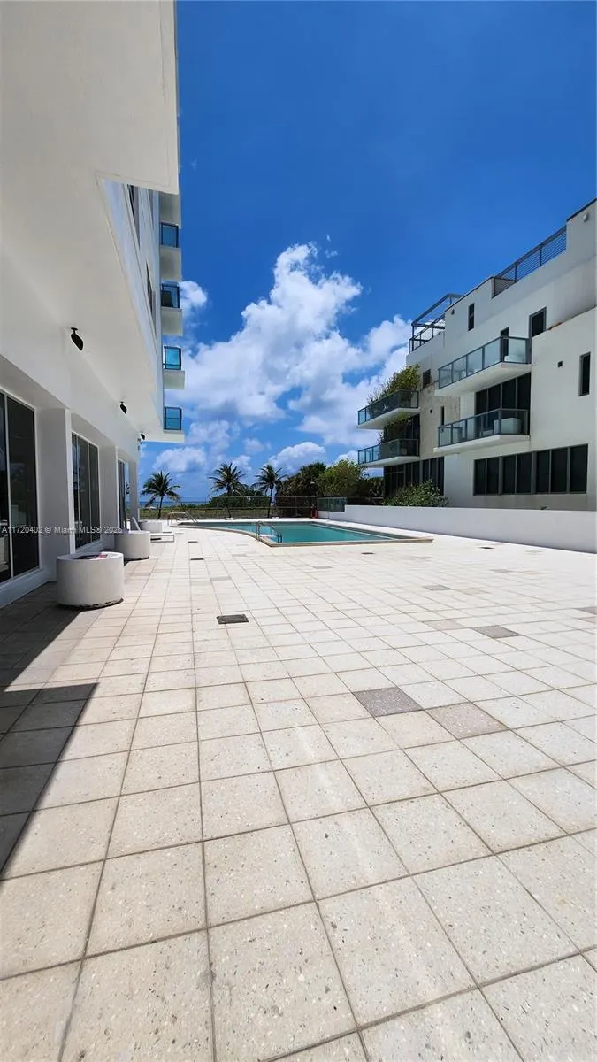 9511 Collins Ave, #606