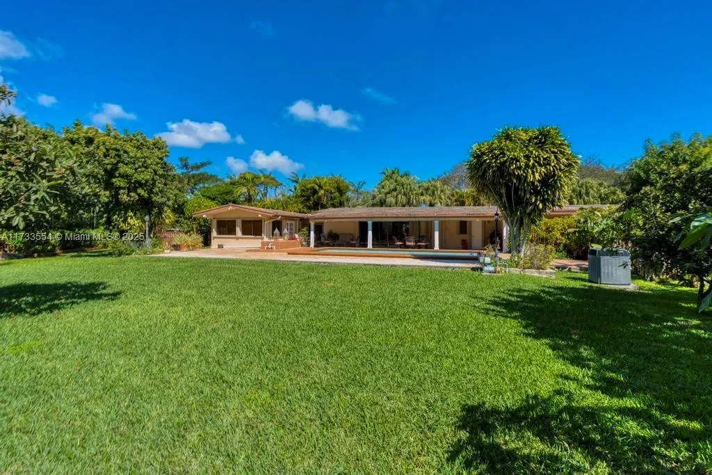 6000 Chapman Field Dr
