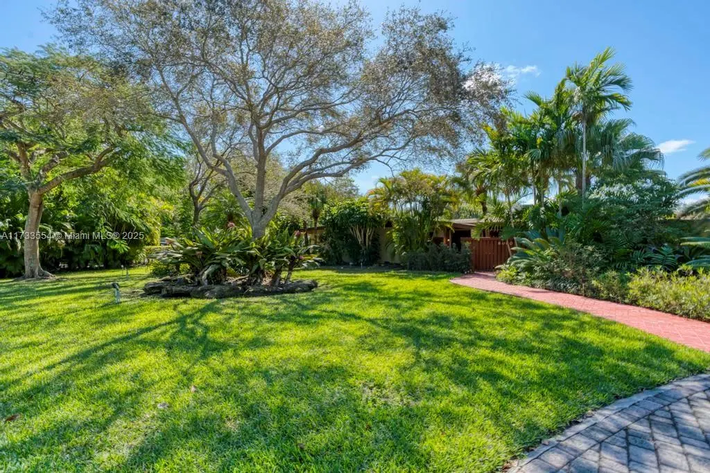 6000 Chapman Field Dr