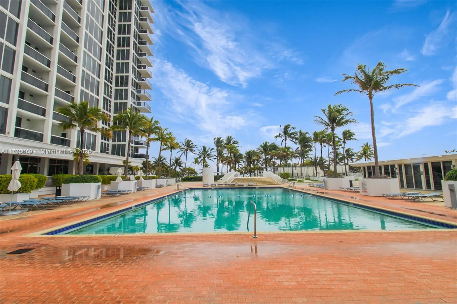 10275 Collins Ave, #817