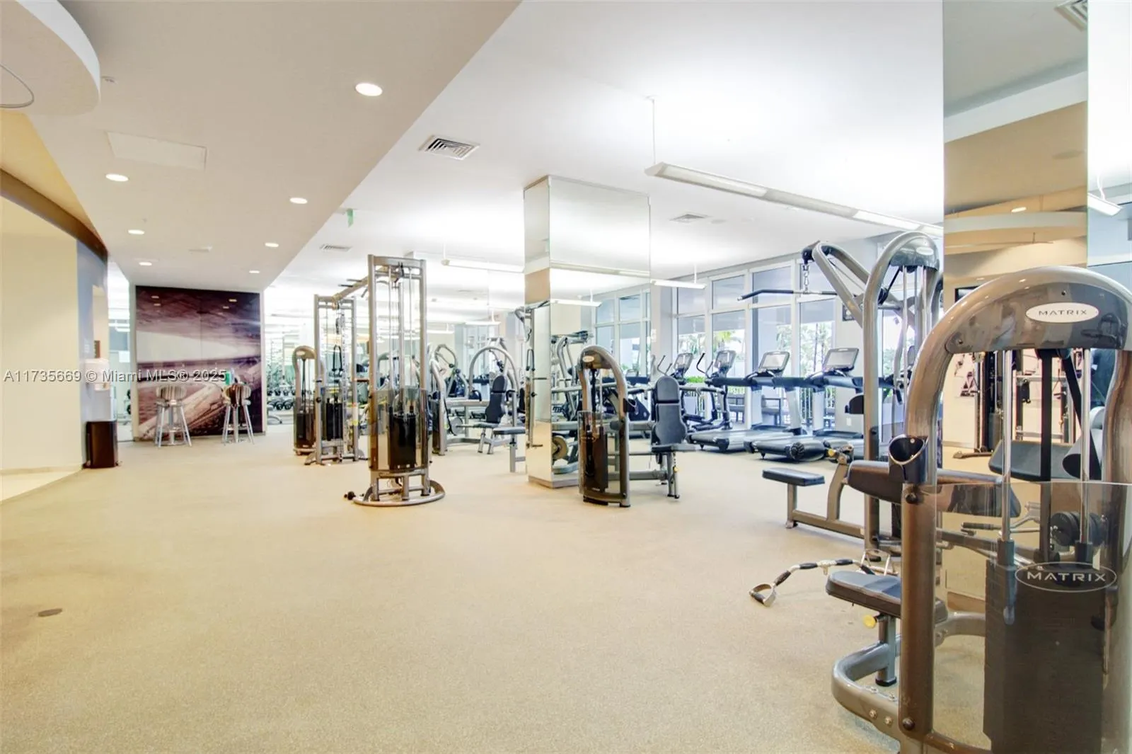 10275 Collins Ave, #817