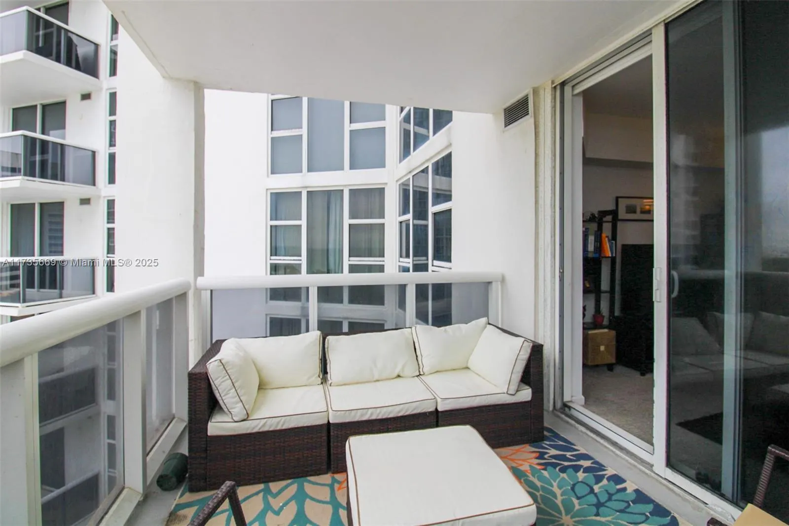10275 Collins Ave, #817
