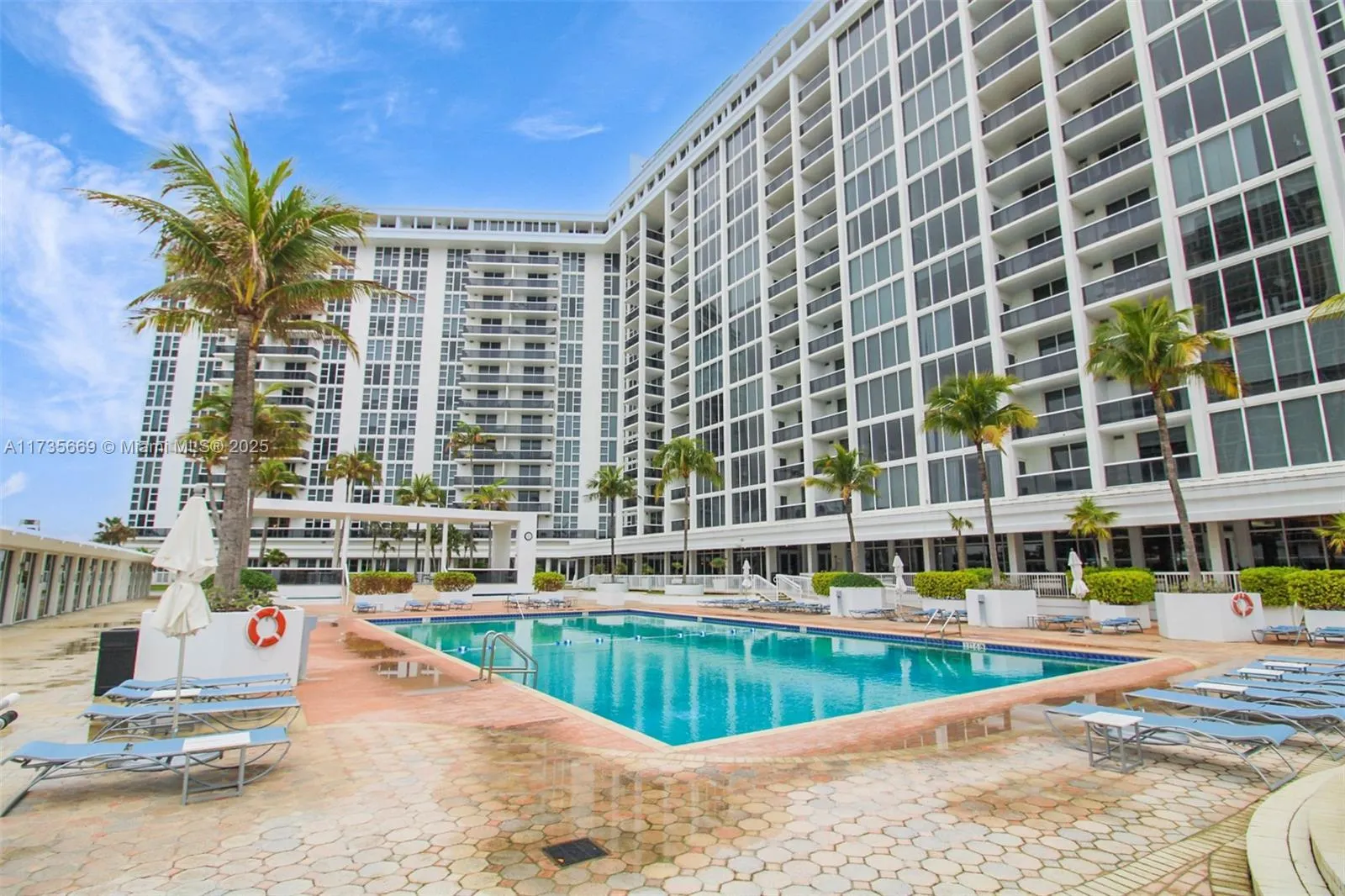 10275 Collins Ave, #817