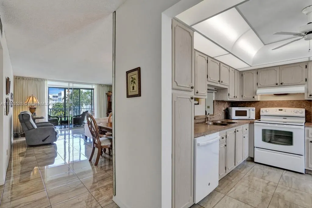 205 SE 11th Ter, #203