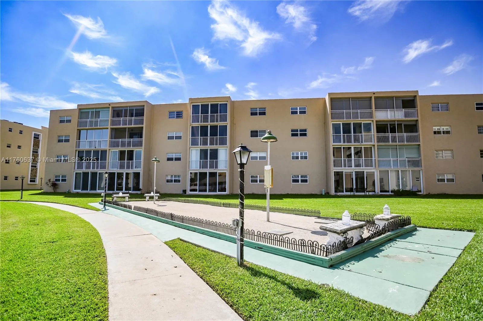 202 SE 10th St, #206