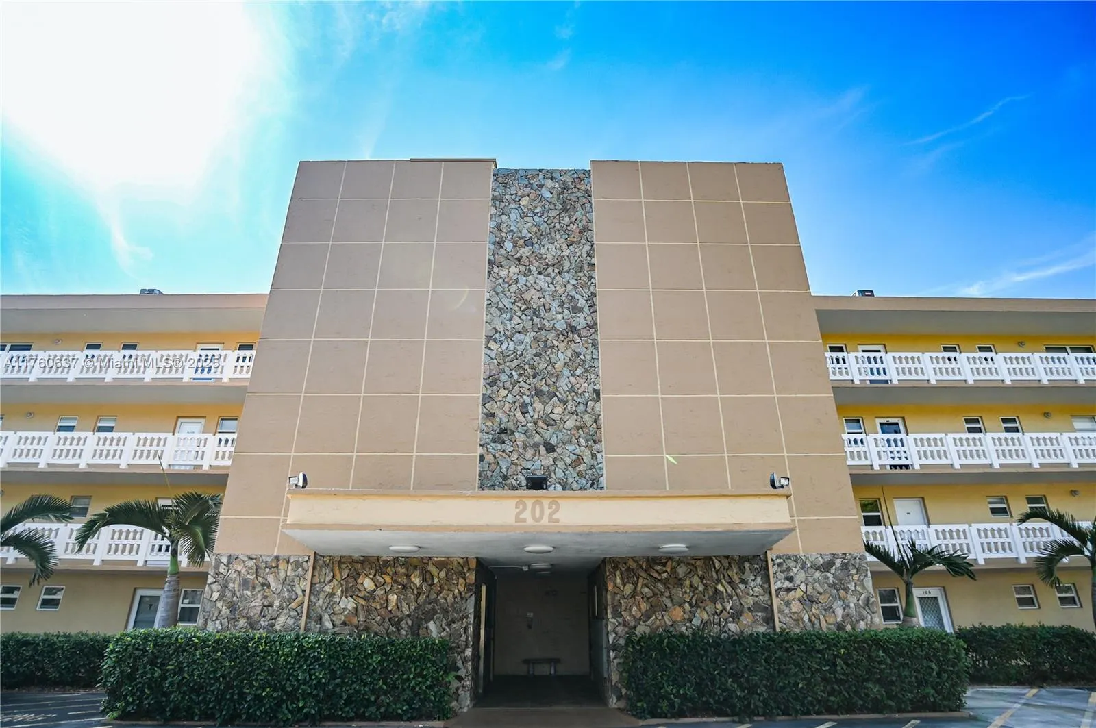 202 SE 10th St, #206