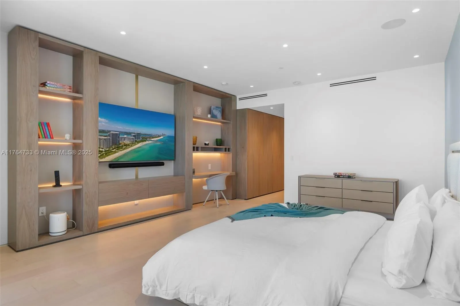 10225 Collins Ave, #1402