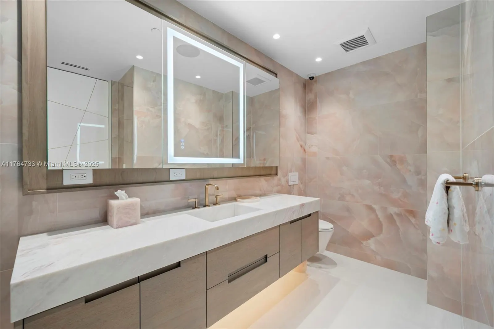 10225 Collins Ave, #1402