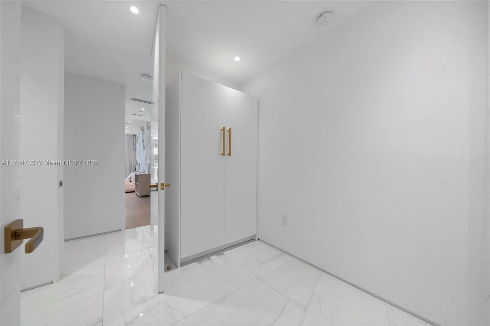 10225 Collins Ave, #1402
