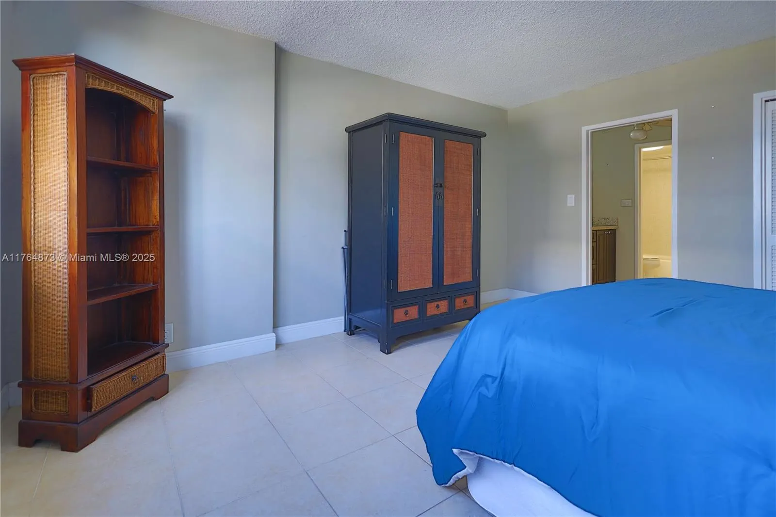 9225 Collins Ave, #503