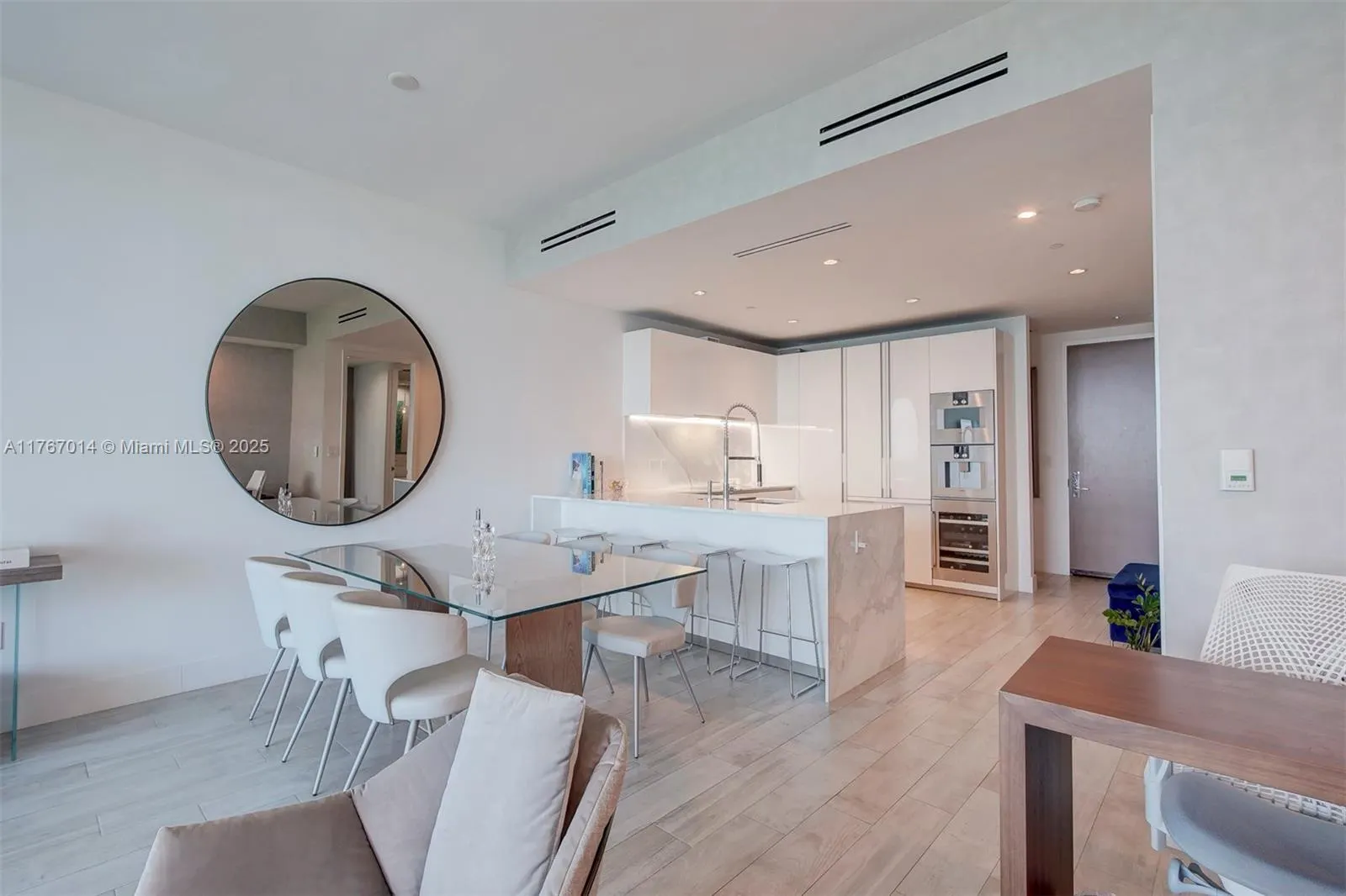 10201 Collins Ave, #804