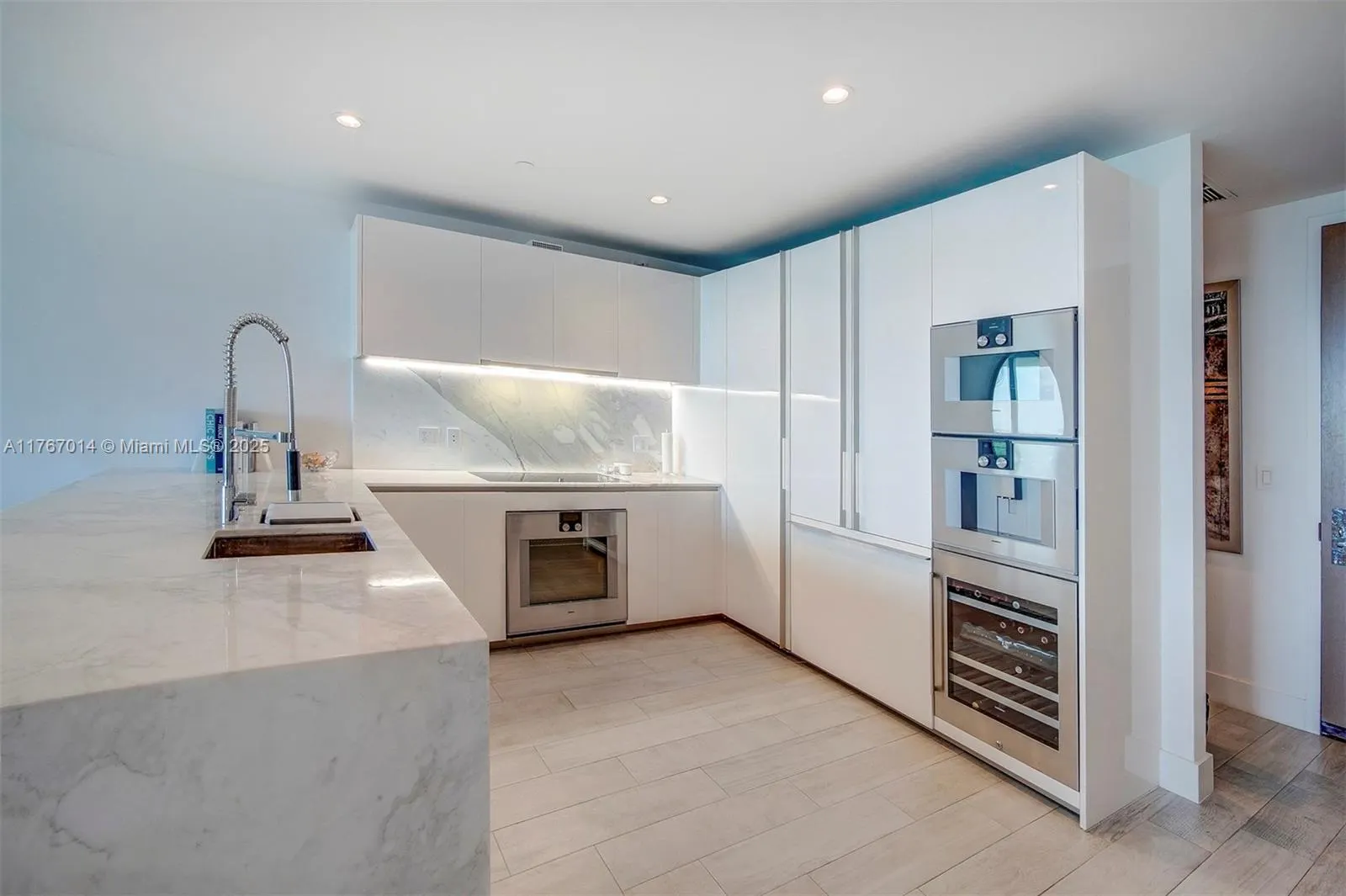 10201 Collins Ave, #804