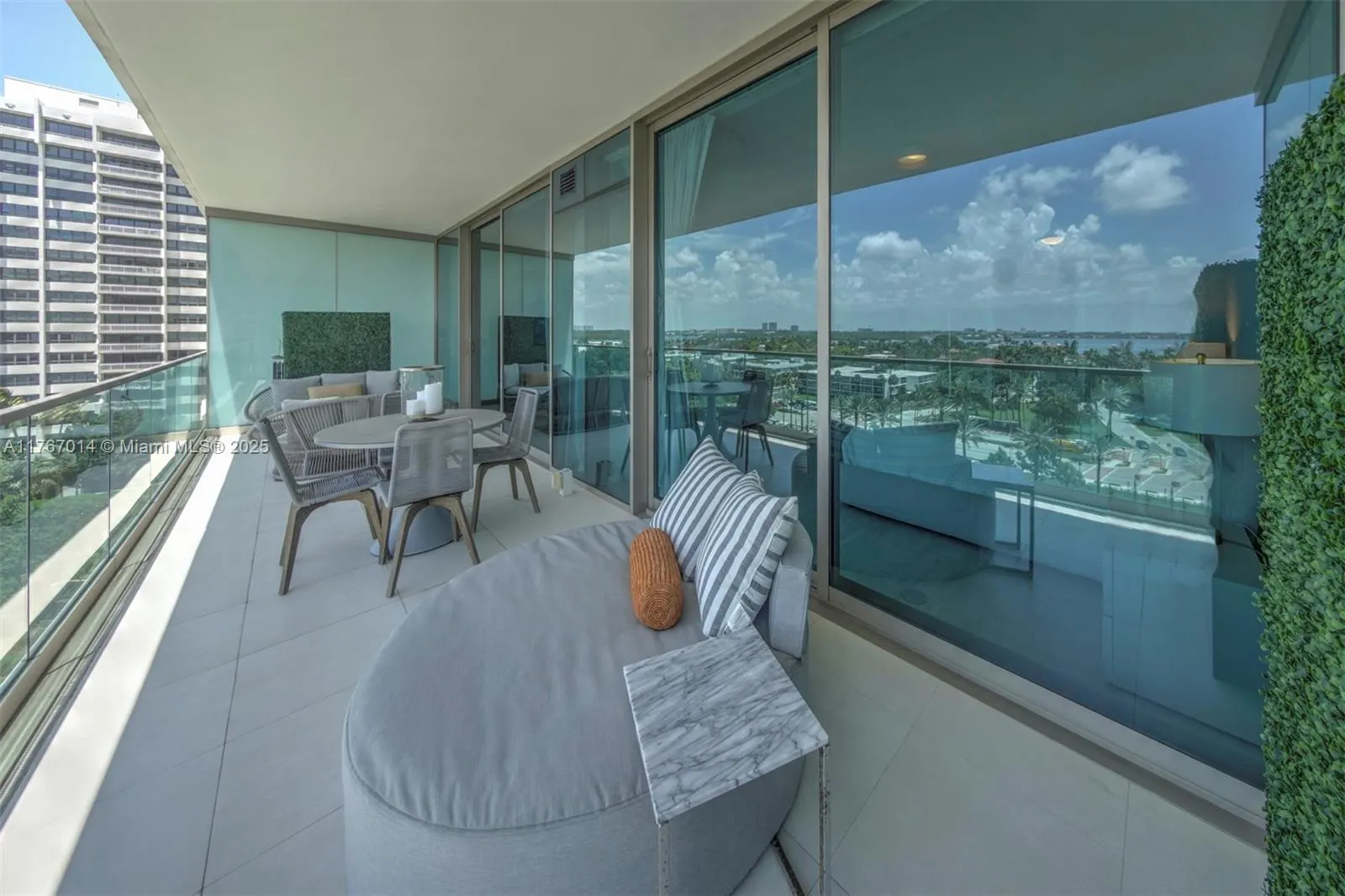 10201 Collins Ave, #804