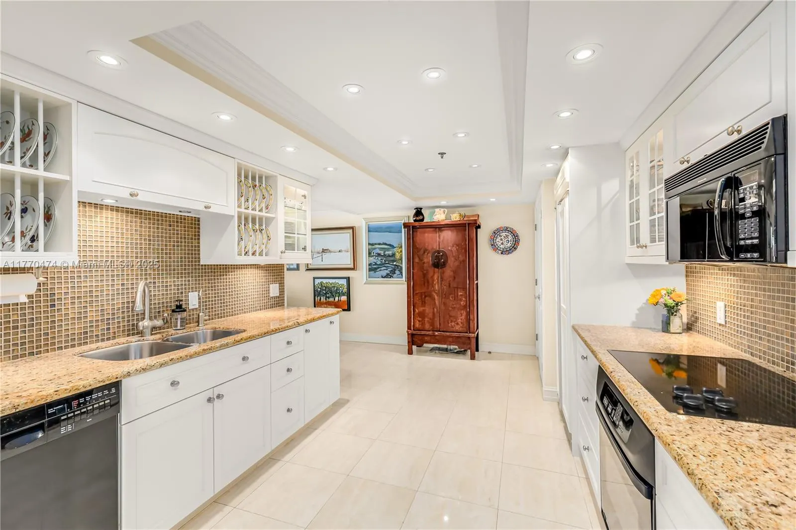 10205 Collins Ave, #906