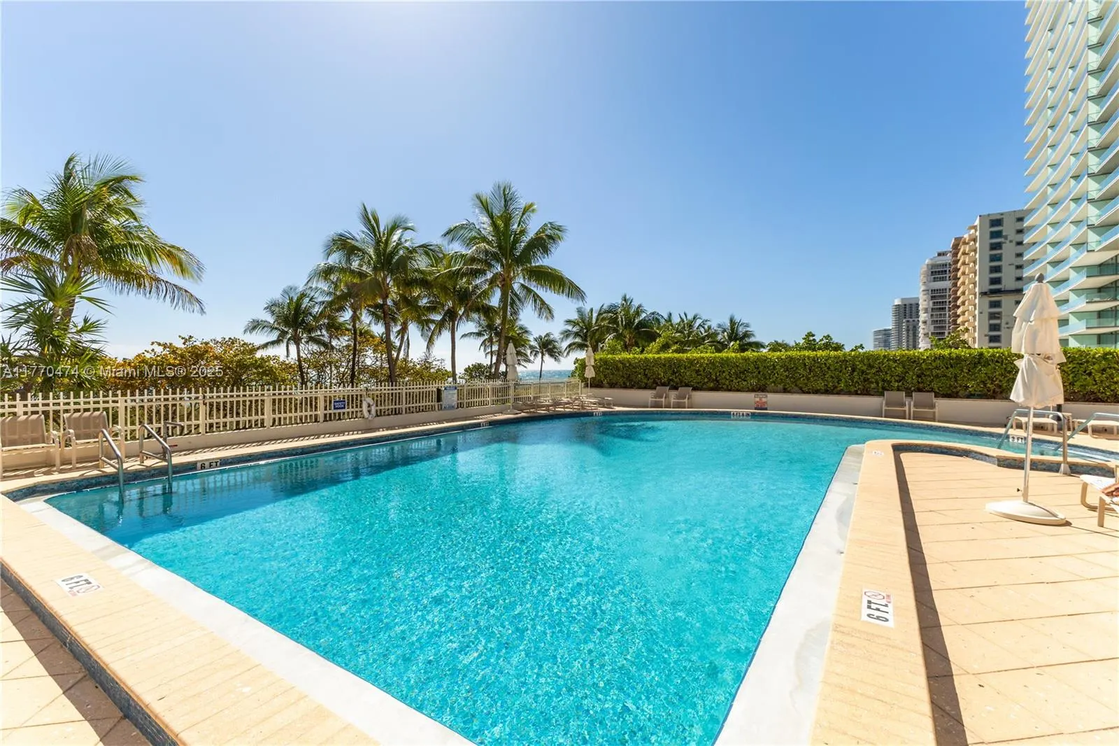 10205 Collins Ave, #906